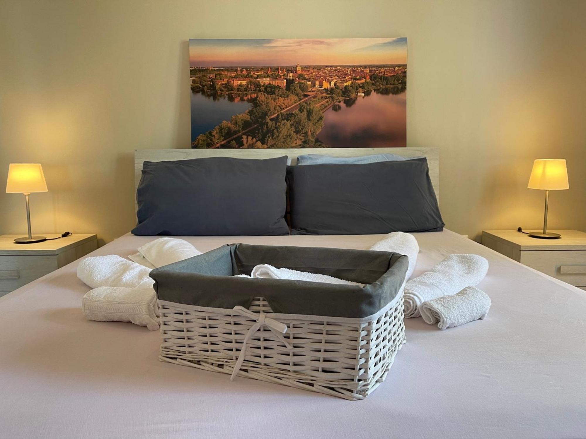 Lotus Home Eleganza E Accoglienza A Mantova Mântua Exterior foto